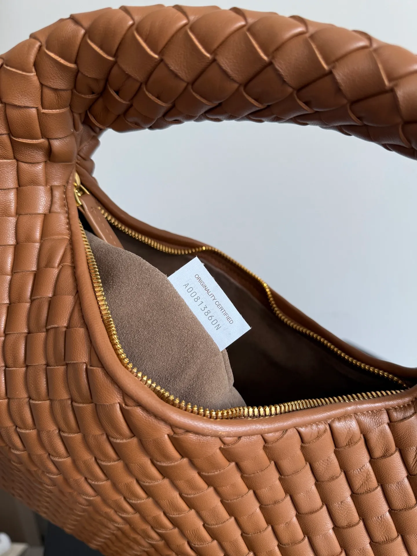 Batch 1720 BV Bottega Veneta's new early spring women's shoulder bag. The soft and delicate Hobo bag in small size is shipped! Many friends are waiting for this bag. It has a round shape and a large capacity. It can hold a 50-fold umbrella inside. Babies with a lot of daily items do not need to worry about the capacity of this bag. It is a practical bag for traveling and commuting. Although it is fluffy, it is soft and comfortable when carried on one shoulder. It has a modern and retro feel. Model No.: 856736 Size: 35*21*5cm